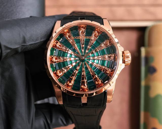罗杰杜彼Roger Dubuis Excalibur 王者系列 系列腕表 圆桌骑士 表壳 腕表尺寸45Mmx15.7Mm。突破市场之前所有版本，修正不足之处，精
