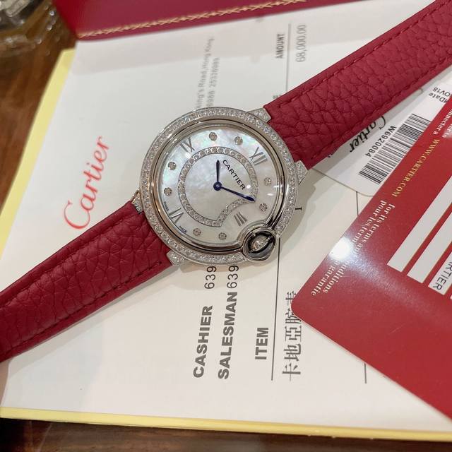 New新款卡地亚蓝气球系列！单排钻石四角钻进口荔枝纹皮柔软舒适 最新款珠宝镶钻真钉设计风格贝壳面镶钻表盘、浮现出奢华效果 实物超美瑞士石英机芯尺寸36Mm.镶钻