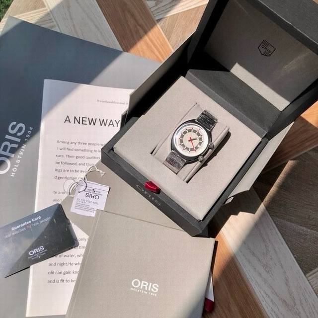 豪利时潜水运动系列机械腕表，多片式不锈钢表壳，内外侧有球形切割的抗折射蓝宝石水晶玻璃表镜，旋入式不锈钢密底底盖，印有豪利时复古纹章，搭载原装Sw200机芯，39