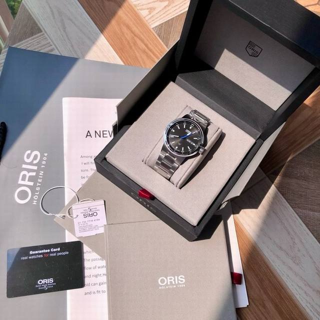 豪利时运动系列 Oris Tt1 腕表尺寸42Mm，搭载原装自动上链机械机芯Sw220，蓝宝石水晶玻璃镜面，带超强夜光，防水深度100米，配原包装出。