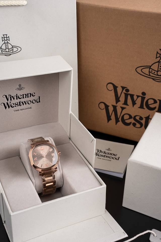 Viviennewestwood西太后新款到货，不得不说西太后的设计真的是把女孩子拿捏得稳稳的！气垫造型的玫瑰金的表身，气垫形拉丝工艺盘精致无比，数字与罗马字钉
