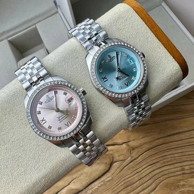 西太后手表的设计风格独具一格，充满了创意和想象力。她的作品常常打破传统的手表设计规则，采用非传统的材质和结构，却又不失优雅和精致。例如，她曾经设计过一款以太阳系