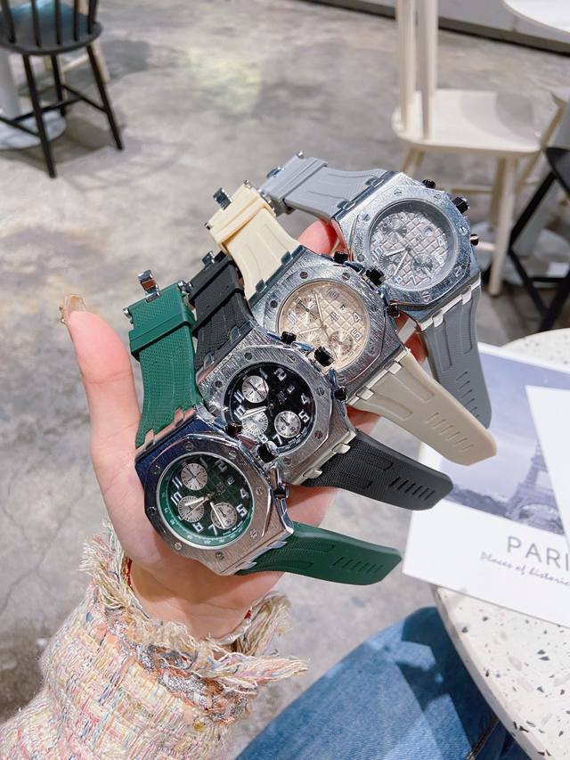 爱彼-Ap皇家橡树系列作为皇家橡树系列最基础款型，没有任何特殊功能，仅三针和日期显示，搭载全自动石英 走时稳定 毫不遮掩、淋漓尽致地展现Ap系列的奢华运动气息、