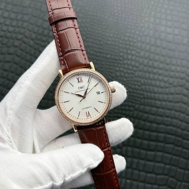 万国波涛男机械腕表 采用全自动机械机芯 简约设计 顶级316精钢表壳 真牛皮表带 矿物质玻璃经典传承 绅士型男睿智所选尺寸:直径40Mm 请认准出品 值得拥有。