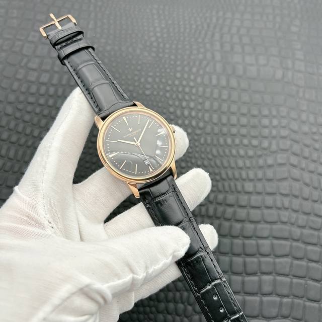 江诗男士机械腕表 采用全自动机械机芯 简约设计 顶级316精钢表壳 真牛皮表带 矿物质玻璃经典传承 绅士型男睿智所选尺寸:直径40Mm 请认准出品 值得拥有。