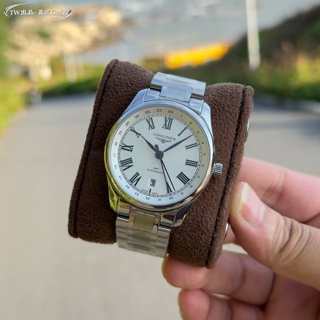 白 -金 钢带+50 Tw新品，浪琴最新名匠经典复刻Gmt两地时腕表，新品首推 ！ 腕表新搭配焕新设计的罗马表盘，集奢华，精致和使用于一身。机芯采用进口2836