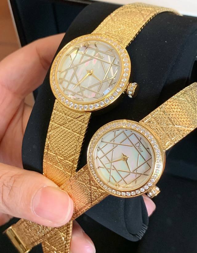 金白同价 迪奥La D My Dior Cd04111X1248 Cd04115X1251系列腕表。优美的弧线设计，搭配两枚利落指针、便以其极简之风，成为迪奥的