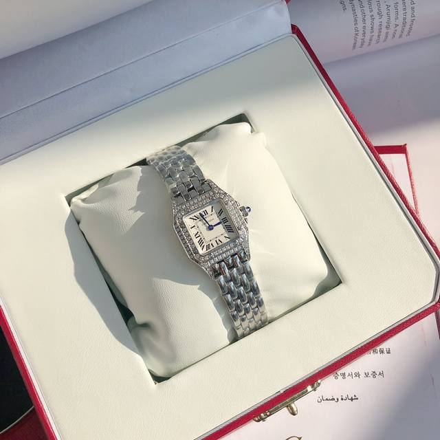 510。卡地亚 PanthèRe De Cartier 猎豹系列腕表。流畅的线条柔软服帖于腕间，举手投足中流露与生俱来的优雅风范。外表柔软，内心强大且进取，这种