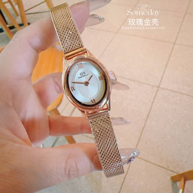网带 2660年独家上市Dw手表，最新上市，独家产品，Daniel Wellington，Dw =等我。我一次次的远行伴随爱人，灵感源自莎士比亚笔下Opheli