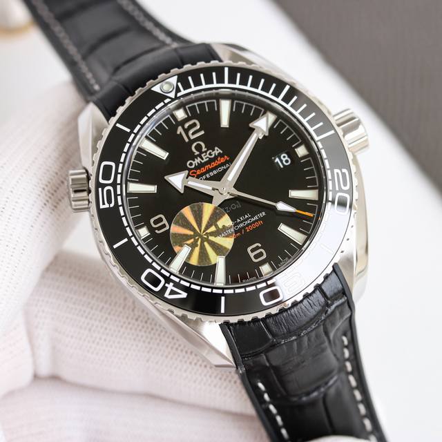 胶带 ，钢带 Tvs欧米茄 海洋宇宙600米潜水表 搭载独家唯一对版 Cal.8900机芯，实现快调时针调日历， 双T避震器黑摆轮。完美尺寸～43.5Mm 钢带