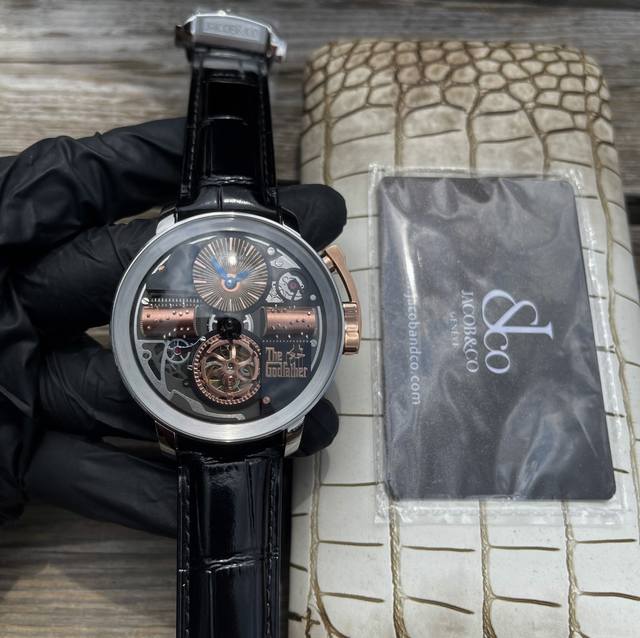 Jacob&Co-捷克豹 新品上市精钢制造拥有45Mm尺寸 特别受到美国黑人Hiphop艺人的钟爱 不少明星潮人是其忠实拥趸 ，撞色搭配 拉风又炫酷 蜂窝图案的