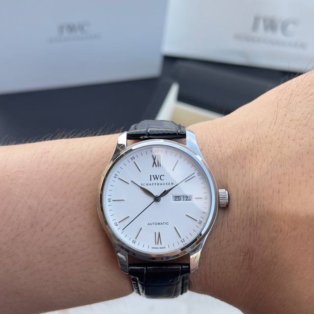 白 -金620 钢带+20，西铁城机芯+120 Iwc万国首推复刻复古系列，指针式日历星期功能，最受欢迎的简洁，优雅，大气的正装风范手表！3字位表盘为最新日历星