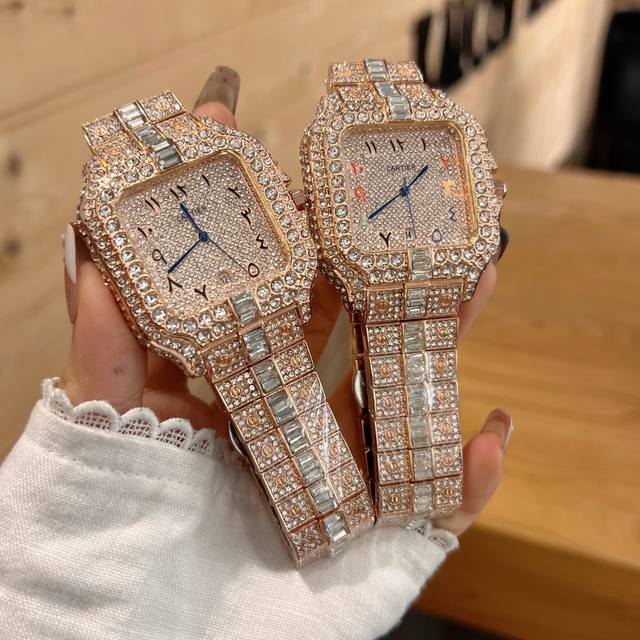 满钻玫瑰金 品牌：卡地亚，精品腕表，经典大三针镂空设计表盘，尊贵大气，时尚推荐、热卖全城。顶级实心表带双按扣，矿物质超强镜面，尺寸40*12