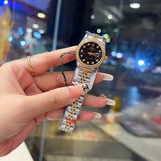 新款推荐钻圈 劳力士 28Mm精致小表螺旋后盖 女款钻面 爆款推荐 设计显出独特高贵优雅女神气质！316精钢搭配蝴蝶扣，不显浮华的风格广受女神喜爱，逐渐深刻人心