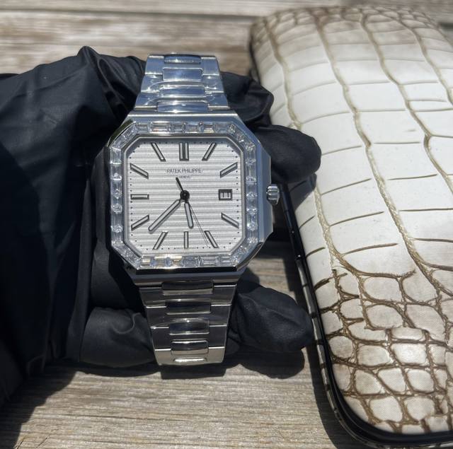 Bba出品必属精品 。百达翡丽 Cubitus系列 5821 01探索奢华与精湛工艺的完美结合， 手表以其直径45Mm和厚度仅8.6Mm的优雅设计，展现出卓越的