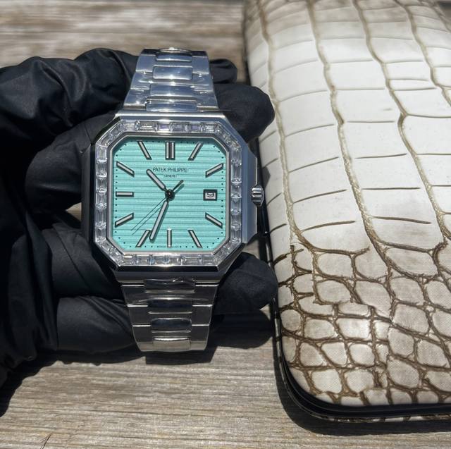 Bba出品必属精品 。百达翡丽 Cubitus系列 5821 01探索奢华与精湛工艺的完美结合， 手表以其直径45Mm和厚度仅8.6Mm的优雅设计，展现出卓越的