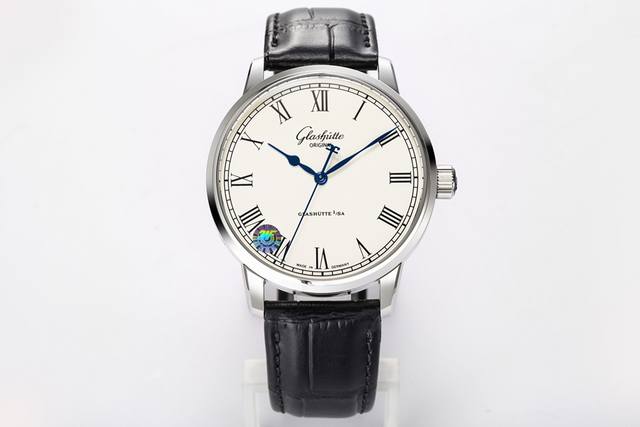 白 -金 格拉苏蒂参议员大三针精髓1-39-59-01-02-04 超级复刻一比一正品开模，淬火蓝钢指针搭配白色罗马刻度表盘是一种经典组合，简约当中透出一丝文雅
