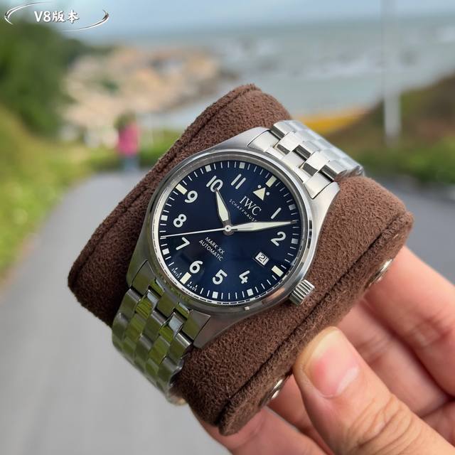2824机芯: ，9015机芯: ，2892机芯: 。 V8版本 十二位置三角形△为凸起，肉眼可见的镶嵌工艺 万国飞行员钢带款上市！三码合一！！！ 硬货首发，市