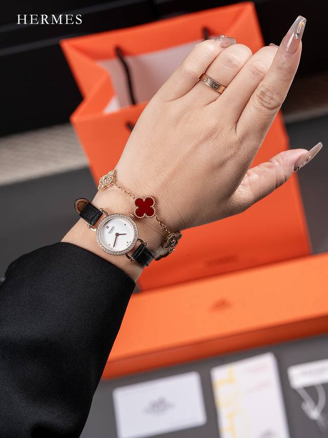 2025爱马仕中号经典手表，璀璨时刻，优雅尽显。爱马仕奢华女表，甄选真钻，12 点钟处镶嵌 0.72 克拉美钻夺目闪耀。意大利头层牛皮一字扣表带，触感柔软舒适。