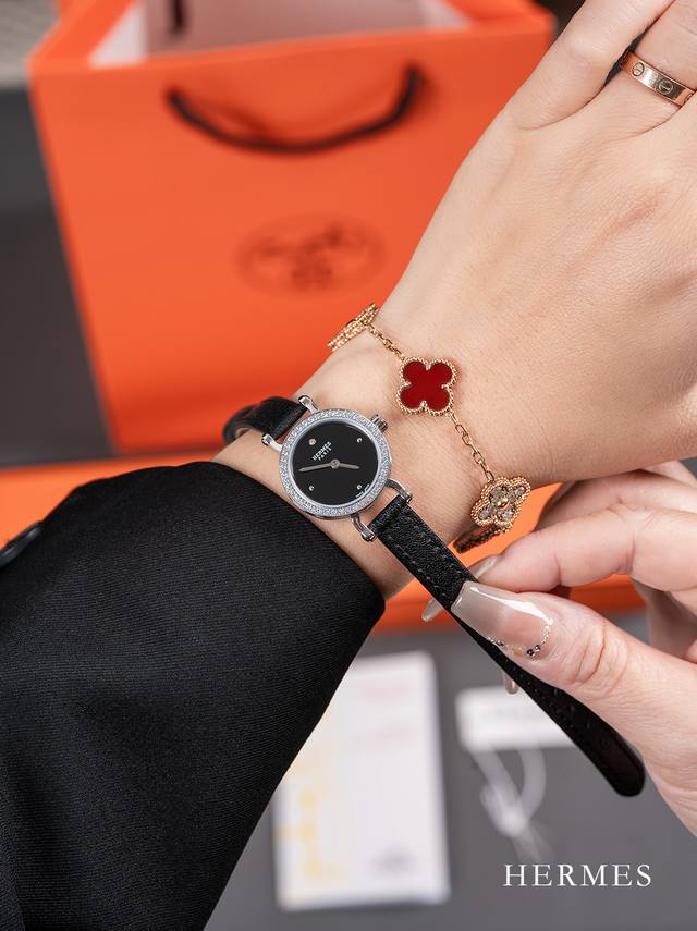 2025爱马仕中号经典手表，璀璨时刻，优雅尽显。爱马仕奢华女表，甄选真钻，12 点钟处镶嵌 0.72 克拉美钻夺目闪耀。意大利头层牛皮一字扣表带，触感柔软舒适。