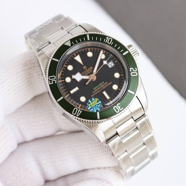 白壳 。金钢 V2升级版帝舵 Tudor 碧湾系列对于帝舵来说，无疑是一个庞大的产品线，在今年推出了一只全新的单色碧湾，以绝对的实力被认为是劳力士无历黑水鬼的平