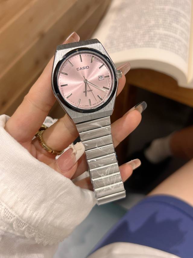 品牌：卡西欧，机芯：石英机芯 ，镜面：顶级金钢镀膜镜面。。尺寸：直径38Mm