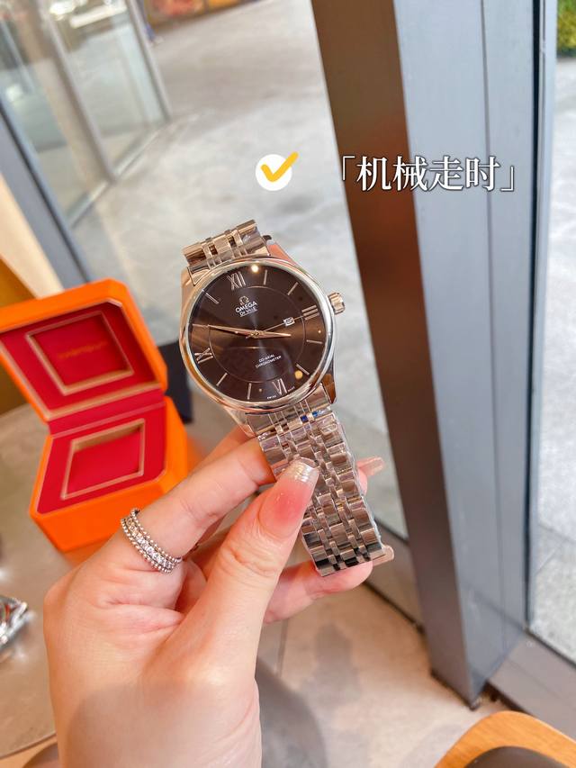 品牌：欧米茄--Omega，新款火爆来袭。时尚超前石英腕表采用原装领口石英机芯，简约经典设计，矿物质超强高清玻璃镜面。316L精钢表带，机械走时，尺寸40Mm＊