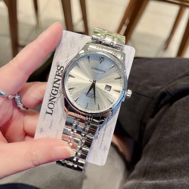 浪琴新款浪琴经典爆款男士机械走时腕表，手表整体设计简约大方，休闲商务均适合佩戴，表盘直径:40Mm，厚度：11.5Mm，搭配石英机芯机械走时，，配优质钢带蝴蝶扣