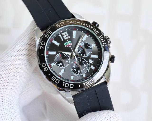 泰格豪雅 计时石英表，搭载原装机芯，蓝宝石防眩玻璃！316精钢蝴蝶扣表带，43Mm直径，硬汉风格，完美诠释男人品味。