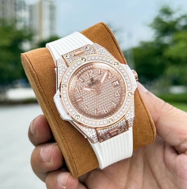 钻圈 -满钻光面2150 金+50 字面满钻 -彩色钻2410 金+50 Ms Factory匠心出品 天生浪漫，尽展魅力 宇舶 恒宝 Big Bang“一键式