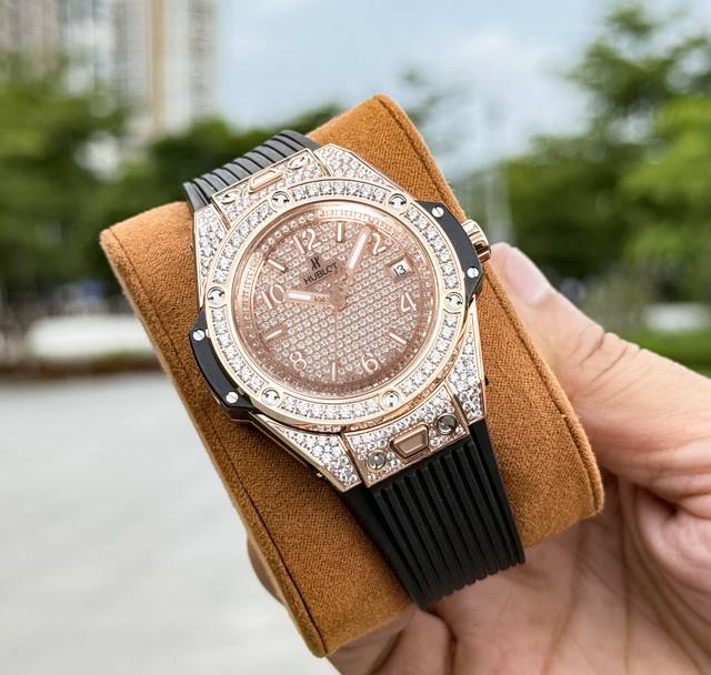 钻圈 -满钻光面2150 金+50 字面满钻 -彩色钻2410 金+50 Ms Factory匠心出品 天生浪漫，尽展魅力 宇舶 恒宝 Big Bang“一键式