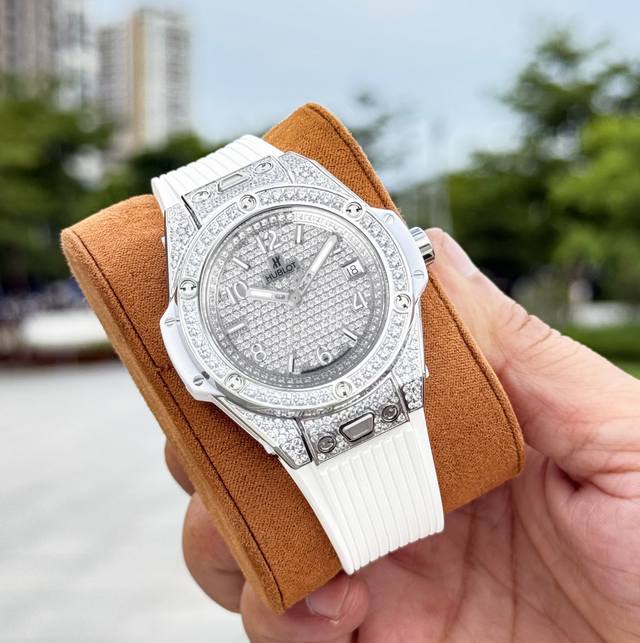 钻圈 -满钻光面2150 金+50 字面满钻 -彩色钻2410 金+50 Ms Factory匠心出品 天生浪漫，尽展魅力 宇舶 恒宝 Big Bang“一键式