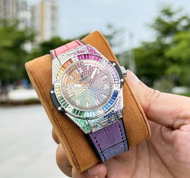 钻圈 -满钻光面2150 金+50 字面满钻 -彩色钻2410 金+50 Ms Factory匠心出品 天生浪漫，尽展魅力 宇舶 恒宝 Big Bang“一键式