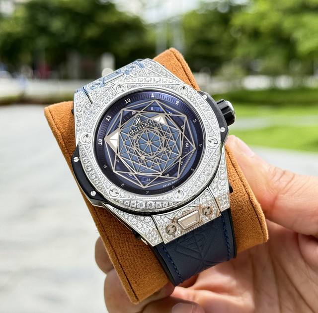 白 -黑 满钻+200 Ms出品，宇舶Big Bang系列 刺青腕表！原装1:1开模，耗时两年倾心打造！表壳：尺寸45Mm，技术重大突破、表壳模具多达十几件，快
