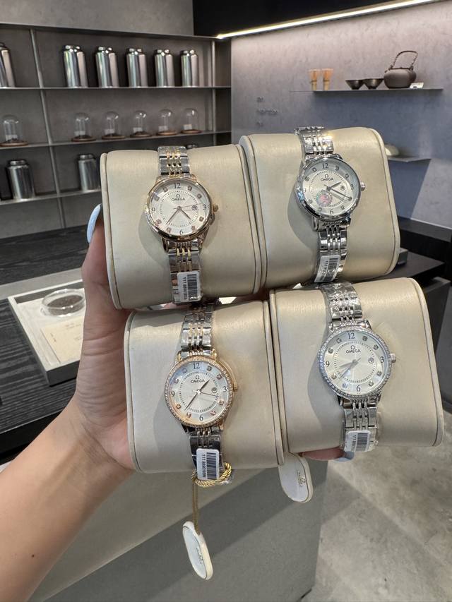 白 金310钢带+20 钻圈+20 欧米茄-Omega 女士腕表 进口石英机芯 316L精钢表壳 直径34Mm厚8Mm该款腕表备受女性喜爱，四季衣服搭配，尽显优