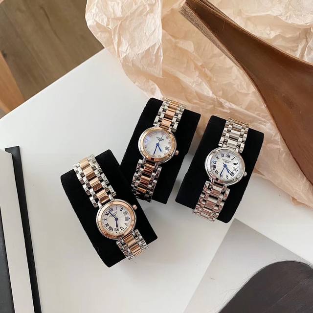 浪琴心月石英女表系列 难得一遇的女士小表盘 心动款式 颜色：银色白壳和玫瑰金壳 款式：罗马和钻点表盘 看小姐姐自己喜欢可以自由选择 贝母表盘非常好看 光线变化的