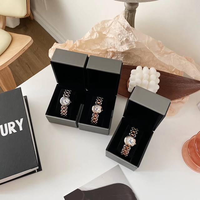 浪琴心月石英女表系列 难得一遇的女士小表盘 心动款式 颜色：银色白壳和玫瑰金壳 款式：罗马和钻点表盘 看小姐姐自己喜欢可以自由选择 贝母表盘非常好看 光线变化的