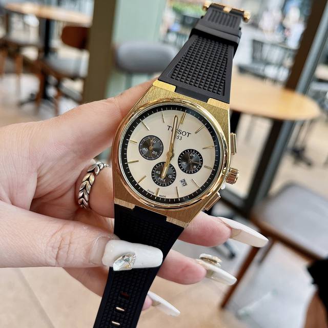 天梭Prx超级玩家最新 真六针跑秒 款式 摩登前卫，玩转新经典。以当代设计栓释经典，垂直拉丝和抛光处理相结合的工艺令全新Prx系列腕表质感更显柔和流线设计，舒适