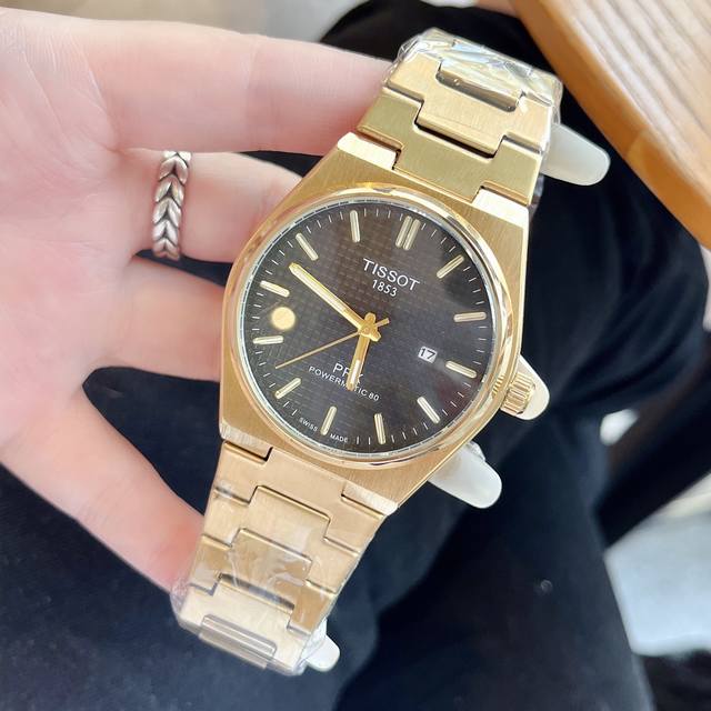 天梭Prx超级玩家最新 机械走时 款式 摩登前卫，玩转新经典。以当代设计栓释经典，垂直拉丝和抛光处理相结合的工艺令全新Prx系列腕表质感更显柔和流线设计，舒适贴