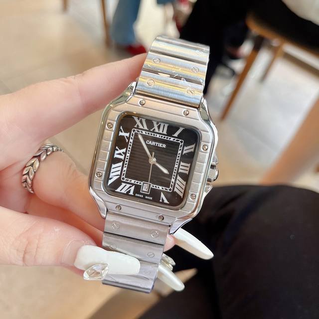卡地亚山度士石英系列 男款 周年纪念版强势上市.尺寸51X41.3Mm认准每个细节 法国独特设计风格又不会失去经典款式，男士值得首选或收藏.蝴蝶扣表带