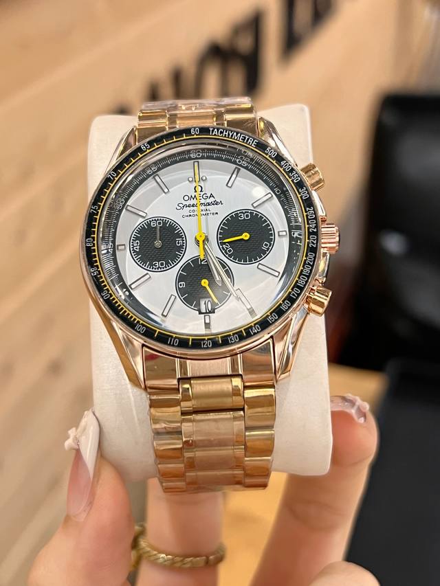 欧米茄。最新款式 类型：精品男士腕表，机芯：进口真六针跑秒石英机芯。镜面：矿物质强化玻璃浮雕精华 浩瀚大气 匠心独运 腕间瑰宝尺寸：直径40Mm厚10Mm热卖上