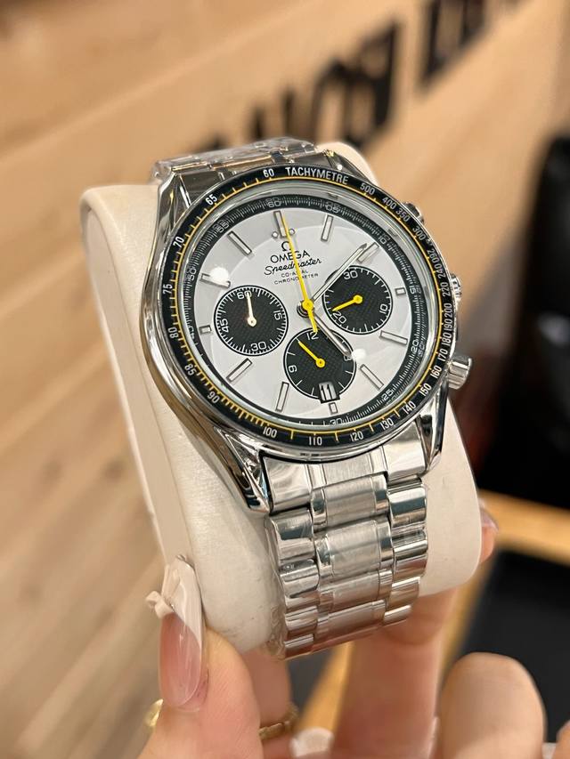 欧米茄。最新款式 类型：精品男士腕表，机芯：进口真六针跑秒石英机芯。镜面：矿物质强化玻璃浮雕精华 浩瀚大气 匠心独运 腕间瑰宝尺寸：直径40Mm厚10Mm热卖上