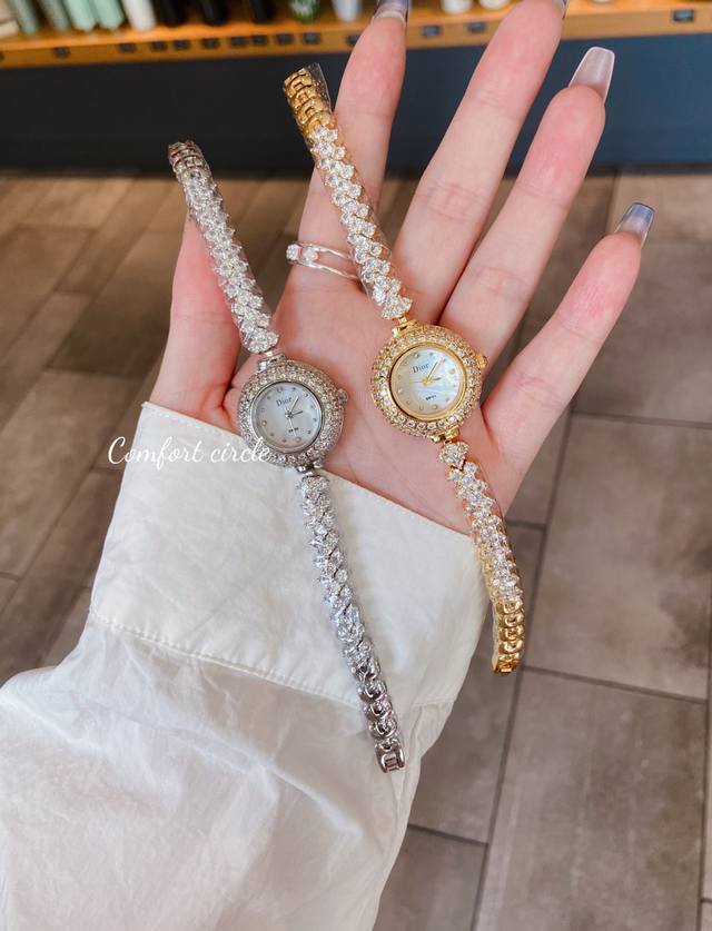迪奥Christian Dior爆款 秋冬新款 香奈儿Chanel贵族少女腕表：精致奢华；整表采用镶嵌技术；精钢表壳：珍珠母贝；包镶流动透明水钻！壳直径22×2