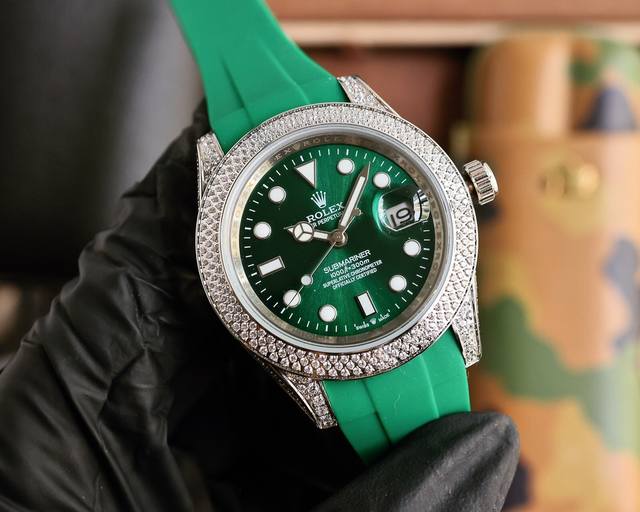 白壳 玫壳680 新品 劳力士顶级玩物毒货，不喜欢撞款街表水鬼的你，他绝对是你的知音。用劳力士最经典的潜航系列水鬼作为原型，经过圈口的二次改装，然后镶嵌顶级天然