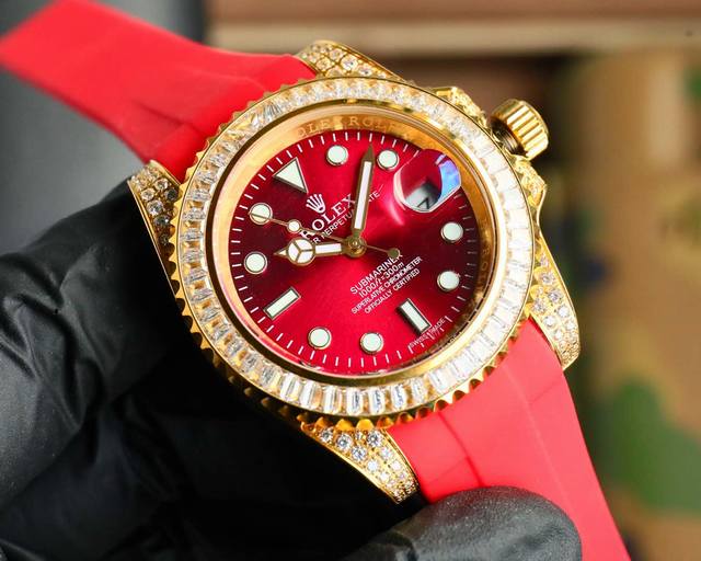 劳力士顶级玩物毒货，不喜欢撞款街表水鬼的你，他绝对是你的知音。用劳力士最经典的潜航系列水鬼作为原型，经过圈口的二次改装，然后镶嵌顶级天然皓石，大闪亮，难度极高，