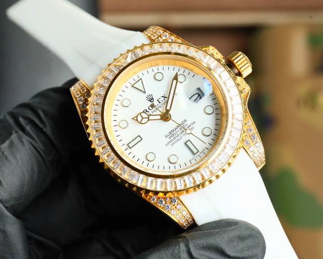 劳力士顶级玩物毒货，不喜欢撞款街表水鬼的你，他绝对是你的知音。用劳力士最经典的潜航系列水鬼作为原型，经过圈口的二次改装，然后镶嵌顶级天然皓石，大闪亮，难度极高，