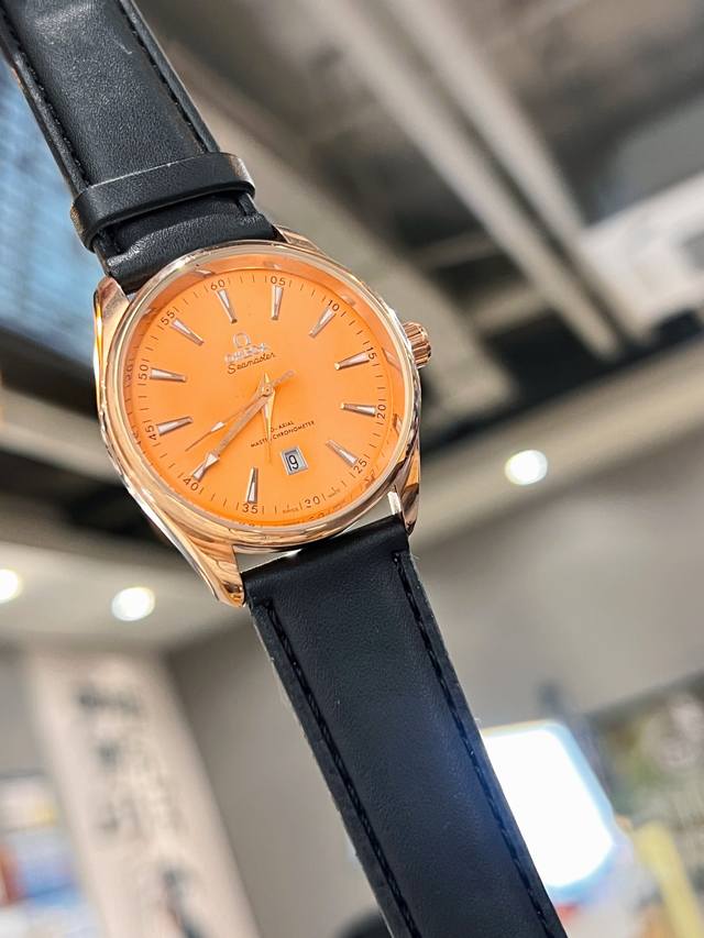 欧米茄-Omeg。海马系列牛皮带 男款精准走时 一千个入手理由 纯手工打造 传统三针设计 6字位日历显示 尺寸：男40Mm 厚10.5Mm