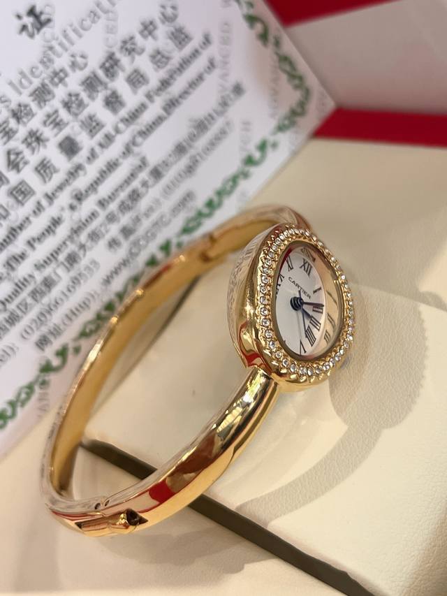 卡地亚 “浴缸”金镯腕表！这系列手表圆润复古的的腕表设计于1912年，Baignoire 浴缸 ，是卡地亚设计腕表的强大创造力的见证。它拥有独创的椭圆形线条和低