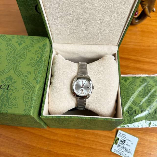 古驰Gucci Interlocking石英系列。表径29Mm，很有特点的是六点位的古驰Logo为小秒走时。表盘缀饰低调内敛的互扣式双G和Gucci字母标识，诠