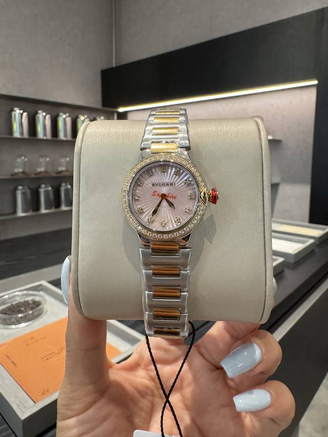 白 金440钻20 蓝宝石 尺寸28Mm 瑞士762机芯 宝格丽Lvcea光的力量 全新表盘采用珍珠贝母嵌花工艺 呈现造型立体感的旭日纹图案 闪烁太阳光芒 把幸